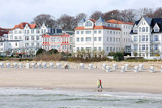 4081 Strand von Heringsdorf, Usedom - Strandkörbe; Strandpromenade - Panorama, Bäderarchitektur - Spaziergänger am Meer.
