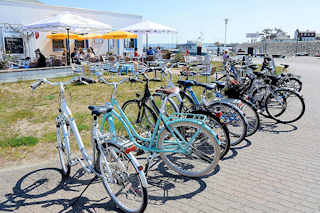 6775 Fahrradparkplatz vor einem Restaurant / Imbiss im Hafen von Vite - Hiddensee, Mecklenburg Vorpommern.