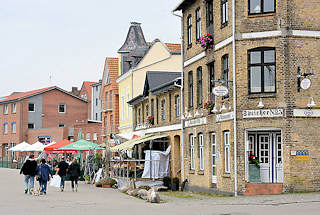 4055 Hafenpromenade in Kappeln - alte Speichergebäude, Industriearchitektur zu Restaurants und Geschäften umgenutzt.