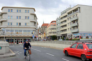 3424 Wohngebude an der Brcke ber die Elbe in Kolin, Fahrradfahrer - Kirchenschiff der St. Bartholomus Kirche.