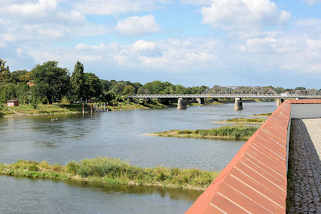 7897 Blick von der Festung Kstrin / Kostrzyn - Polen - auf die Oder und Oderbrcke.