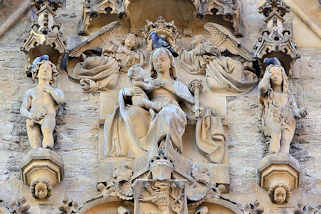 3366 Marienfigur mit Christkind - gekrönt von Engeln; Tauben sitzen auf den Fassadenskulpturen des Steinernen Hauses in Kutná Hora / Kuttenberg. Bürgerhaus, errichtet 1489 - Baumeister Briccius Gauske aus Görlitz.