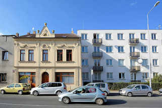 5791 Alt + Neu; schlichter Wohnblock mit Balkons - einstöckiges Gründerzeit Wohnhaus mit Stuckelementen; Architektur in Kutná Hora / Kuttenberg.