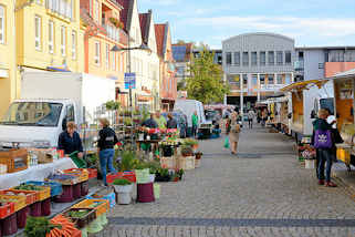 1765 Wochenmarkt - Stände Am Markt in Lübben (Spree). Gemüse, Früchte und Blumen aus der Region.