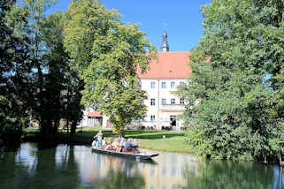 4363 Spreewaldkahn mit Touristen auf einem Kanal in Lübben - Blick zum Schloss Lübben / Stadt- und Regionalmuseum.