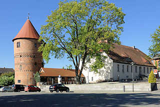 8822 Spätromanischer Amtsturm in Lübz, erbaut 1308. Rechts das barocke Amtshaus - erbaut 1759.