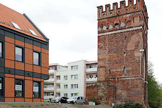 5054 Historischer Befestigungsturm in  Malbork / Marienburg, Polen - Neubauten Wohnhäuser.