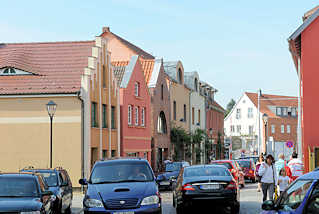 9195 Wohnhäuser, Geschäfthäuser unterschiedliche Architekturformen  - Autoverkehr in der Kurzen Strasse von Malchow.