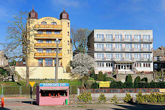4413 Unterschiedlichen Baustile / Architekturstile in Międzyzdroje / Misdroy (Polen); mehrstöckige Wohnhäuser / alt + neu.