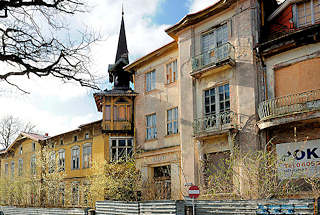 4420 Baufällige Wohngebäude - verfallene historische Architektur in Międzyzdroje / Misdroy (Polen)