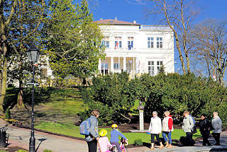 4449 Klassizistische Architektur in Międzyzdroje / Misdroy auf der Insel Wolin - Spaziergänger im Park.