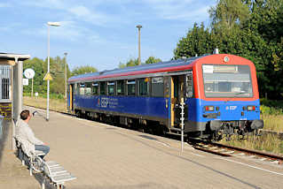 9480 Bahnhof von Mirow - Bahnsteig mit Triebwagen der EGP, wartender Fahrgast.