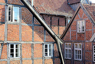 5343 Fachwerkarchitektur Altstadt Mölln - Fachwerk mit Ziegel gemauert, Holzfenster.