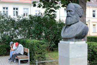 7069  Karl Marx Bronzebüste in Neuruppin - Künstler Fritz Cremer.