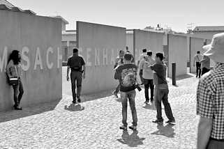 7056 Gedenkstätte und Museum Sachsenhausen; Auf dem Gelände des ehem. KZ Sachsenhausen wurde 1961 die Nationale Mahn- und Gedenkstätte Sachsenhausen zur Erinnerung an das Konzentrationslager und sein Vorgängerlager, das KZ Oranienburg eingerichtet.