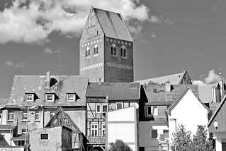 8604 Dächer der Neustadt in Parchim - historische Häuser; Kirchturm der St. Marienkirche - Schwarz Weiss Bild.