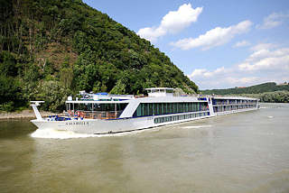 3279 Flusskreuzfahrtschiff AMABELLA auf der Donau vor Passau - das 135m lange und 11,40m breite Fahrgastschiff kann 162 Passagiere an Bord nehmen.