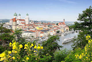 3396 Blick vom St. Georgsberg auf die Altstadt von Passau an der Donau.