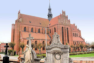 0004 Klosterkirche Pelplin, Polen - das Kloster Pelplin ist eine ehemalige, der Jungfrau Maria, St. Bernhard, St. Benedikt und St. Stanislaus geweihte Zisterzienserabtei. Backsteingotik - Baubeginn um 1258; Grabsteine.