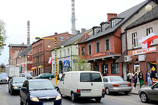 0019 Autoverkehr - Durchgangsstrasse in Pelplin, Polen - Gebäude unterschiedlicher Architektur; Geschäfte.