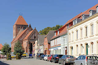 8855 Wohnhäuser / Geschäfte Am Markt in Plau am See - Pfarrkirche St. Marien.