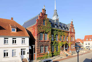 9032 Rathaus von Plau am See - Backsteinbau, 1888 im Stil der Neorenaissance errichtet.