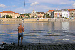 8240018 Angler am Ufer der Moldau - am anderen Ufer Promenade und Häuser von Prag.