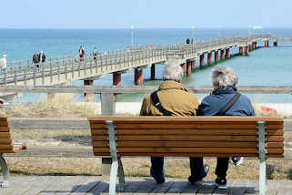 4527 Seebrücke im Ostseebad Prerow - ein Paar sitzt auf einer Holzbank und blickt auf die Ostsee.