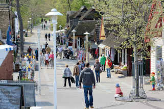 4530 Promenade im Ostseebad Prerow - Geschäfte mit Andenken / Souvenirs - Imbiss und Restaurants.