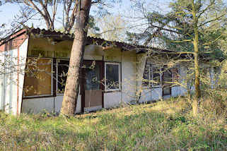 9195 Verfallene, unbenutzte Ferienwohnungen / Reihenbauweise in Prerow an der Ostsee.