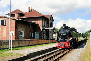 3480 Bahnhof Lauterbach Rügen / das Gebäude steht unter Denkmalschutz; die Bahnstrecke ist 1890 eingerichtet worden. Historische Lokomotive, Eisenbahnzug / Dampflok 99 1784-0, erbaut 1953 - Rasender Roland, ehem. Rügensche Bäderbahn.