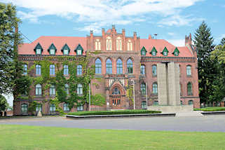 1857 Kreishaus von Rathenow, 1895 im neugotischen Stil erbaut aus Rathenower Ziegeln; Architekt Franz Schwechten.