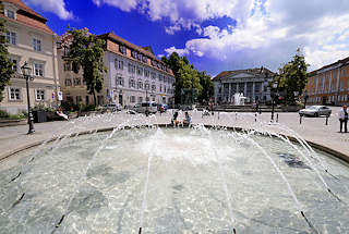 3011 Bismarckplatz in Regensburg - historische Architektur, Springbrunnen - Wasserbecken.
