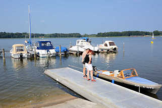 3238  Marina in Rheinsberg - Grienericksee; Slipanlage - Delphin Faltboot / Motorboot