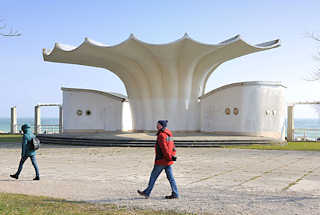 5027 Musikpavillon / Kurmuschel am Ostseestrand / Strandpromenade von Sassnitz; Entwurf 1986 Prof. Dietmar Kuntsch - Realisierung durch Otto Patzelt und Ulrich Müther.