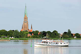1053 Ausflugsschiff Wappen von Schleswig auf der Schlei - an Land die Türme vom St. Petri Dom.