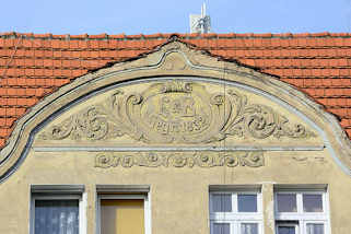 2829 Wohnhaus in Striegau / Strzegom - Gründerzeitarchitektur; Giebel mit Arabesken und Monogramm, gegründet 1832.