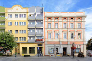 5371 Wohnhäuser in Striegau / Strzegom; sozialistische Architektur mit farbiger Fassade, Balkons - mehrstöckiges Gründerzeitgebäude.