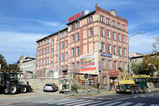 5393 Historische Industriearchitektur in Striegau / Strzegom; mehrstöckiges Fabrikgebäude mit roten Ziegeln.
