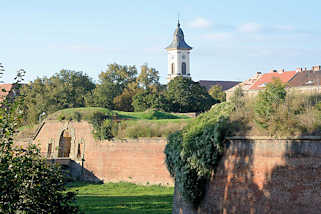 3606 Blick über die Festungsanlagen  Terezin, Theresienstadt; Kirchturm der 1805 erbauten Garnisionskirche.