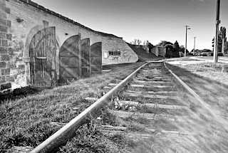 6026 Bahngleise - geffnete Tren von Kasematten der Festungsanlage Theresienstadt / Terezin. Kolumbarium, in dem die Asche Toter Hftlinge in Urnen aus Pappe aufbewahrt wurden.