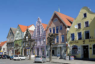 4455 Historische Hausfassaden, Bürgerhäuser am Marktplatz von Trzebiatow / Treptow an der Rega; restauriert - farbige Fassaden.