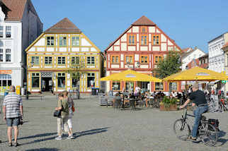 9_7333 Neuer Markt Waren / Mritz - historische Architektur der Innenstadt.