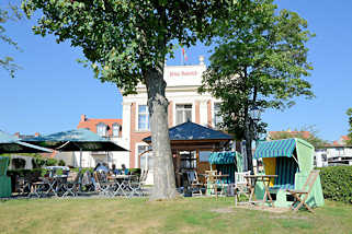 2356 Restaurant und Café am Ufer der Havel an der Uferpromenade von Werder - Aussengastronomie unter Sonnenschirmen und Strandkörben.