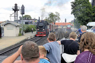 3612  Lokomotive - Dampflokomotiven am Bahnhof Wernigerode - ein Zug der Schmalspurbahn fährt ab. Schaulustige / Touristen beobachten den Vorgang.
