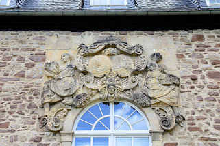 3712 Relief / Stuckdekor mit Wappen - Fassade der Orangerie in Wernigerode.