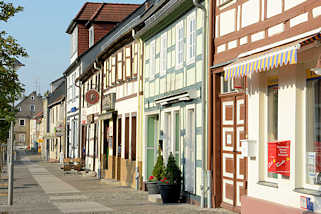 0063 Wohnhäuser und Geschäfte - historische Fachwerkarchitektur am Markt in Wusterhausen an der Dosse.