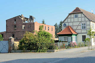 0068 Altes verfallenes Ziegelgebäude ohne Dach - restauriertes Fachwerkhaus; Architektur in Wusterhausen, Dosse.