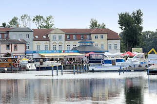 0724 Blick über die Havel zum Stadthafen Zehdenik -  Sportboote als Gastlieger nahe der Schleuse.