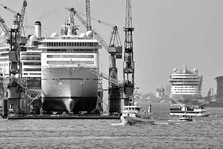 6589 Kreuzfahrtschiffe im Hamburger Hafen - das Passagierschiff Europa 2 ist auf der Werft Blohm + Voss eingedockt.